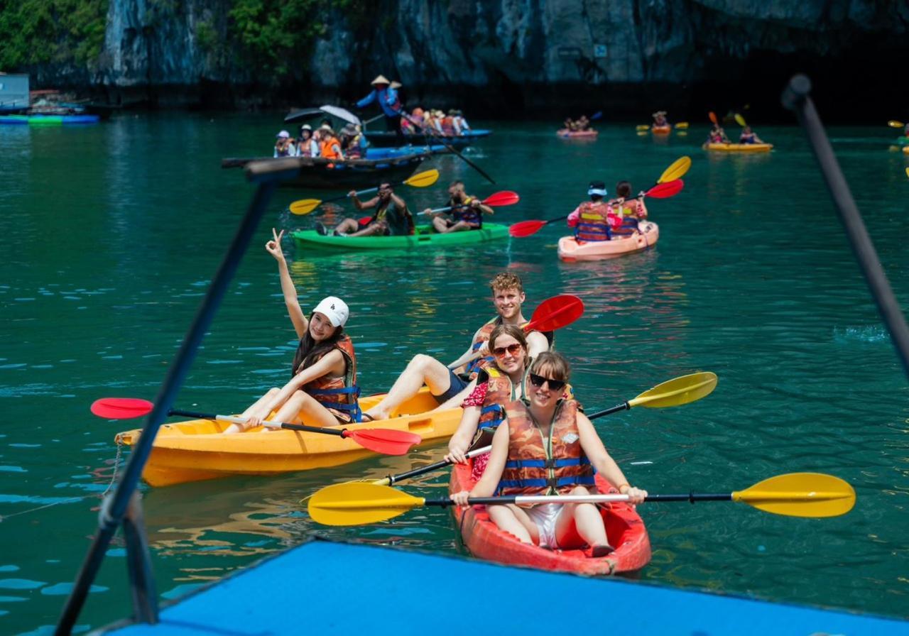 Aquamarine Premium Cruise Hotel Ha Long Bagian luar foto